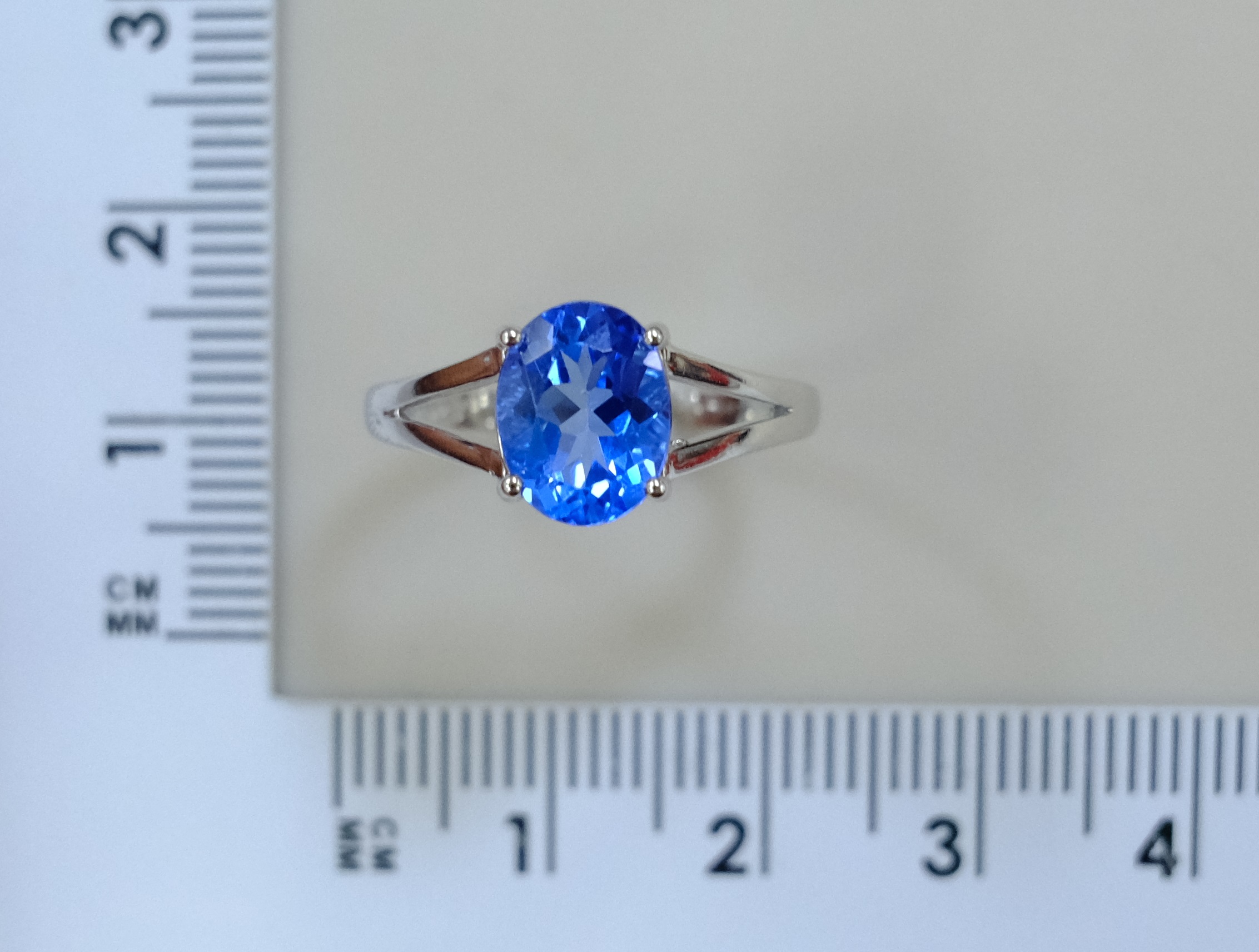 Серебряное кольцо с топазом Индиго